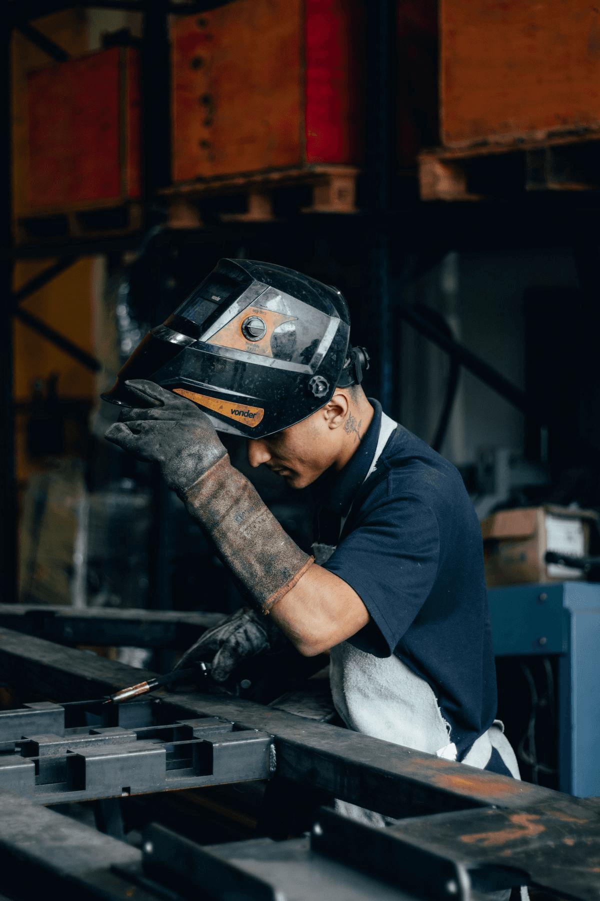 Soldador profesional trabajando